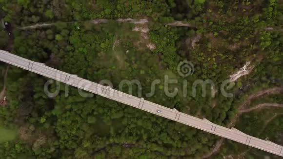 在绿山谷上搭车的桥视频的预览图