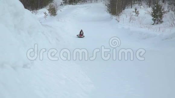 女人和女孩骑着雪管快速前进视频的预览图