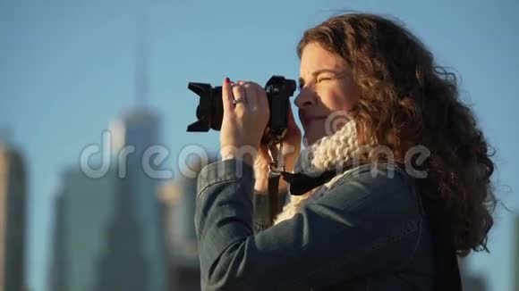 一个带摄像头的女人视频的预览图