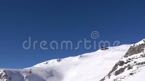 空中慢镜头飞越雪山山脊山谷蓝天视频的预览图