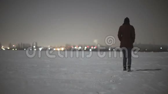 晚上在雪地沙漠上行走的女人月光视频的预览图