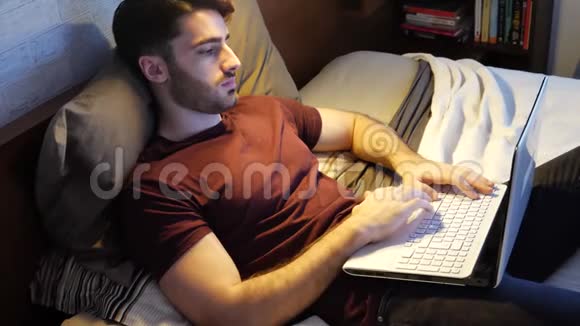 年轻人在笔记本电脑工作时睡着了视频的预览图