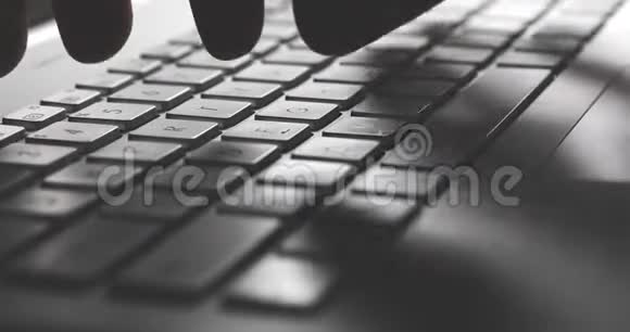 手指在笔记本电脑键盘上打字视频的预览图