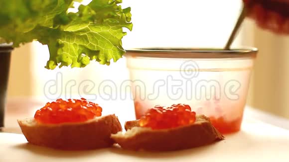 两份带红色鱼子酱的三明治视频的预览图