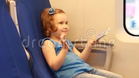 小女孩乘火车旅行视频的预览图