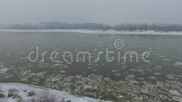 冬季景观河上结冰鸟瞰视频的预览图