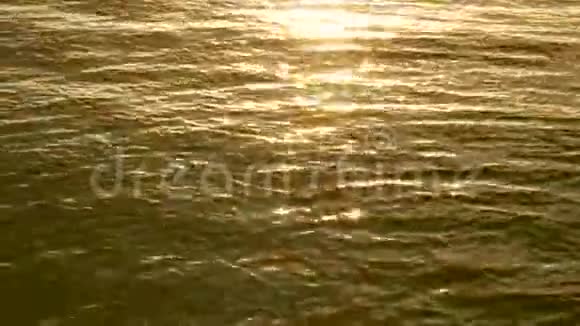 4K惊人的日落在热带海滩日落时海滩上的海洋海滩波浪阳光反射在水面上视频的预览图