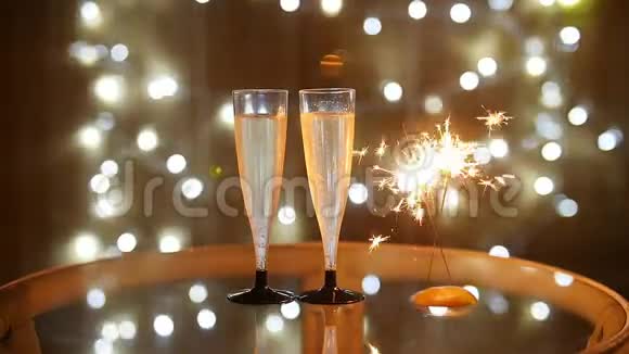 新年庆祝活动配两只香槟杯和火花视频的预览图