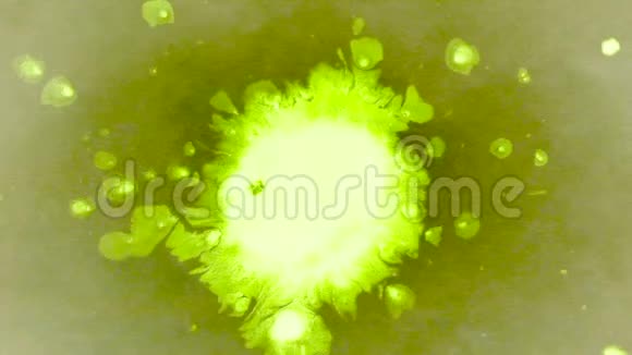 美丽的白色绿色墨水滴在灰色湿滑表面视频的预览图