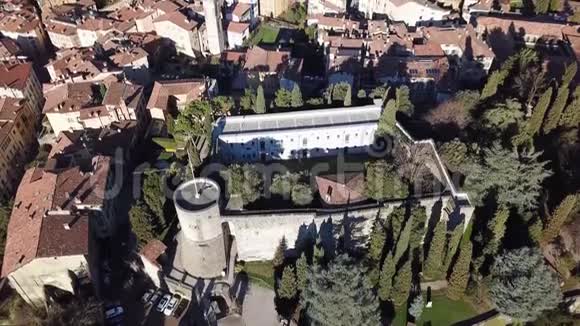 意大利贝加莫的无人机航景图市中心旧堡垒及其历史建筑的景观视频的预览图
