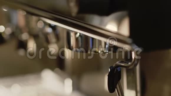 咖啡师为鸡尾酒做咖啡慢慢地视频的预览图