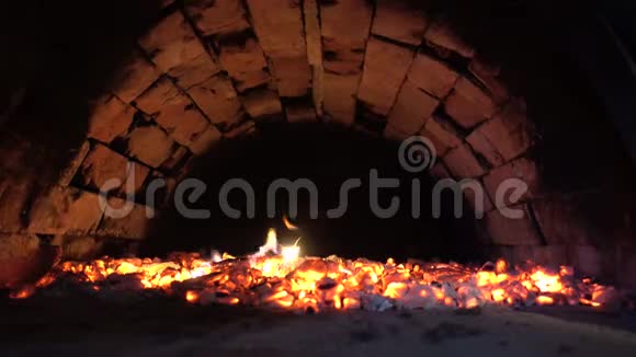 古老神秘的烤箱里放着火和煤视频的预览图