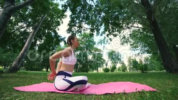 女人练瑜伽坐莲姿健康生活方式内在美视频的预览图