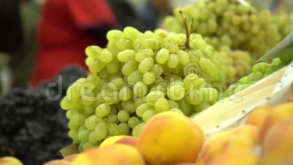买家去买蔬菜和水果健康食品市场人们都有背景一大串葡萄视频的预览图
