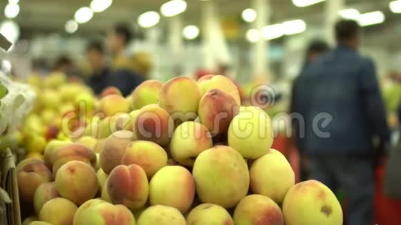 健康食品市场人们都有背景前景中的一个桃子视频的预览图
