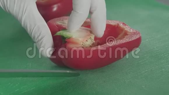 用刀清洗和切割辣椒视频的预览图