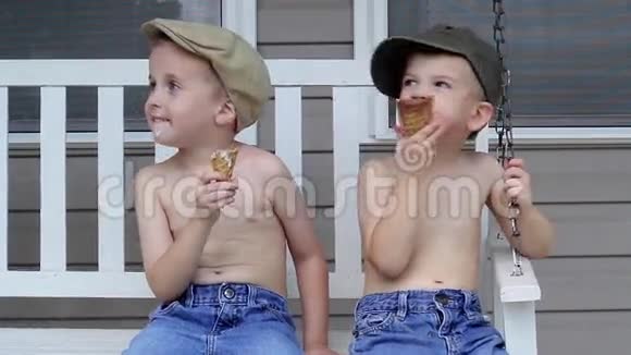 2男孩在秋千上吃冰淇淋视频的预览图