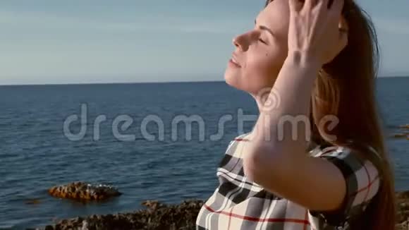海边的美女肖像海风吹拂视频的预览图