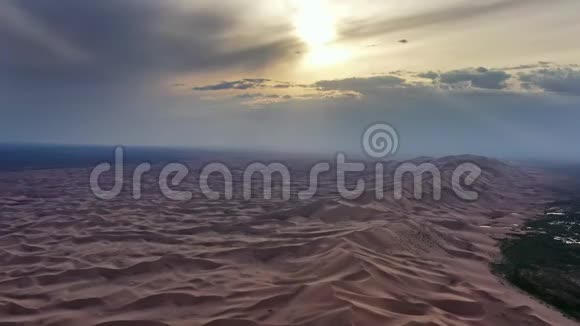 日落时戈壁沙漠沙丘的鸟瞰图视频的预览图