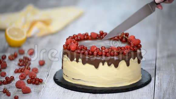 巧克力蜂蜜层蛋糕梅多维克与浆果切蛋糕视频的预览图