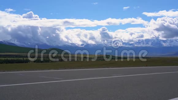 草原和山脉背景下的道路视频的预览图