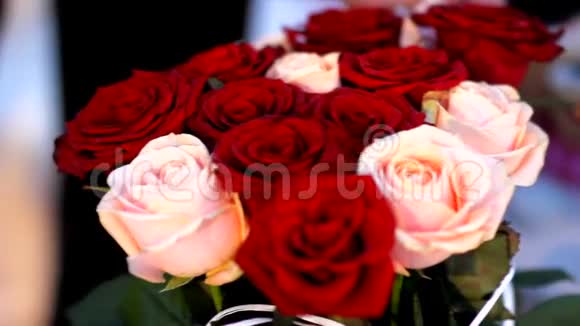为心爱的女人准备一束红玫瑰和红酒视频的预览图