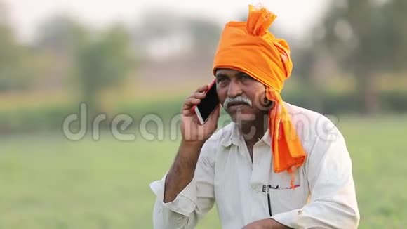 印度农民在玉米地使用手机视频的预览图