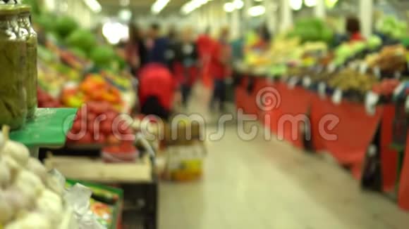 买家去买蔬菜和水果健康食品市场视频的预览图