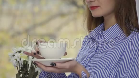 红唇时髦女人喝咖啡视频的预览图