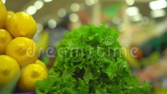 市场上的柠檬和绿色市场水果和蔬菜市场上菜色鲜艳视频的预览图