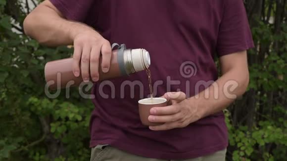 男人用热水瓶倒茶视频的预览图
