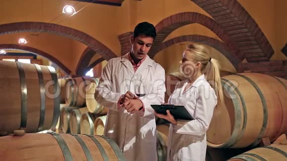 葡萄酒专家实验室检查葡萄酒发酵情况视频的预览图