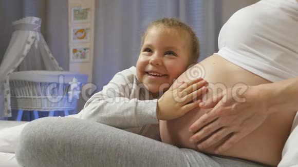 小女儿和她怀孕的母亲视频的预览图