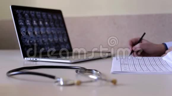医生在日记里做笔记视频的预览图