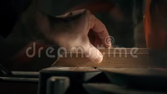 一个人正在用圆锯切割一个长方形木条从上面看垂直切割视频的预览图