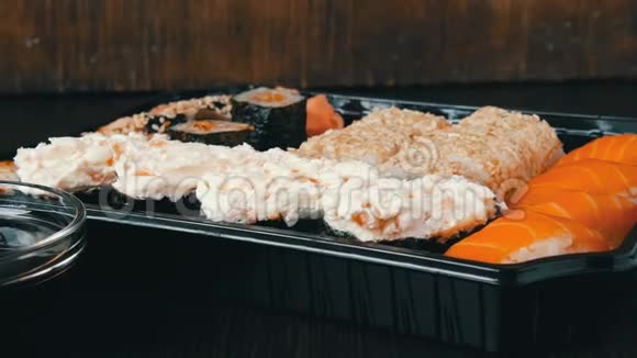 相机放大许多不同的尼吉里甘肯木寿司与鳗鱼鲑鱼费城奶酪黄瓜近距离观看视频的预览图