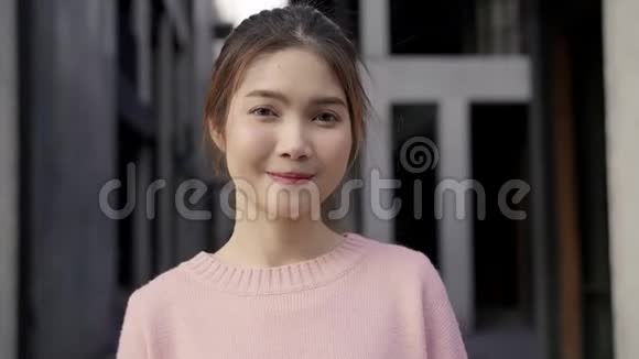 在中国北京的唐人街旅行时一个开朗美丽的年轻亚洲女人对相机感到高兴视频的预览图