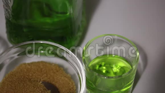 一个人准备一杯苦艾酒在糖中加入一个糖然后把它点燃视频的预览图