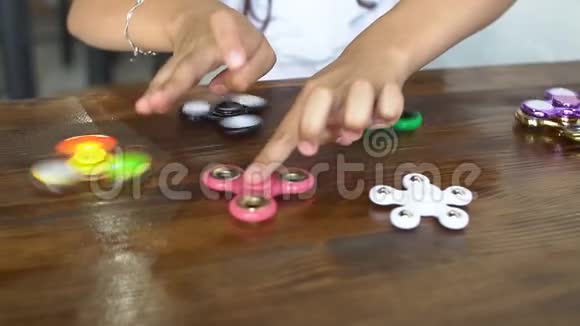 手旋转器旋转在儿童的手上的运动视频的预览图