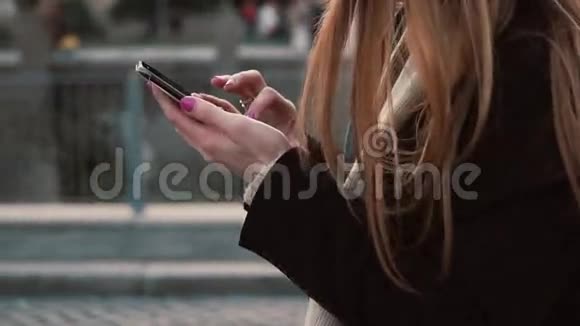 近距离观看妇女在公园散步和使用触摸屏技术在智能手机在户外休息的女孩视频的预览图