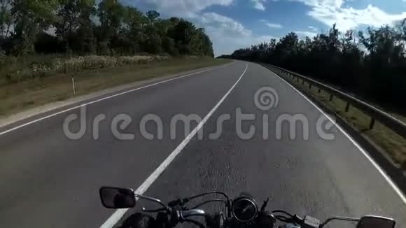 夏天骑在公路上的摩托车手头盔上的照相机视频的预览图