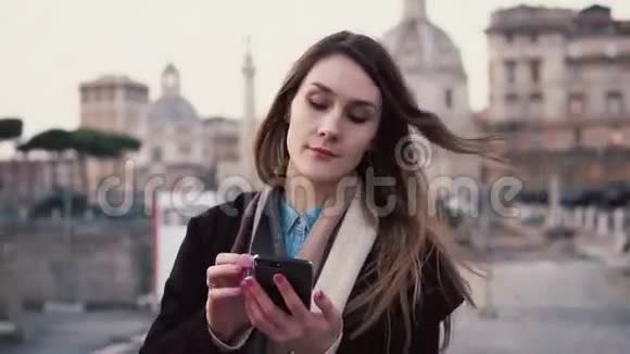 布鲁内特女士在市中心散步使用智能手机女孩和某人发短信在意大利罗马度假视频的预览图