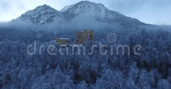 日出时鸟瞰霍亨什旺高城堡视频的预览图