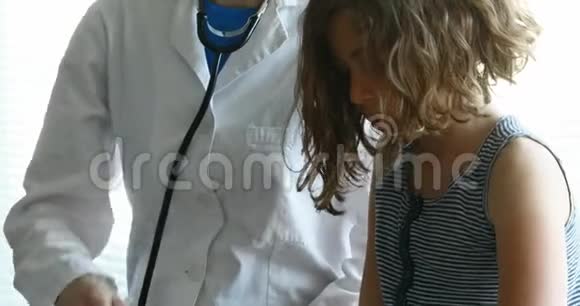 家庭医生检查一个小女孩视频的预览图
