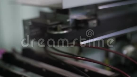 宏观打印机圆形旋转细节移动黑带视频的预览图