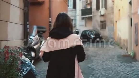 在老城独自散步的女孩的后景布鲁内特女士穿过街道女性在欧洲度假视频的预览图
