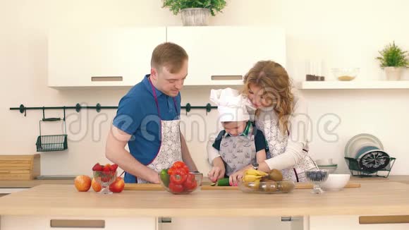 爸爸妈妈帮儿子切黄瓜做沙拉视频的预览图