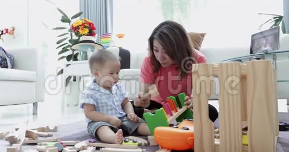 可爱的小宝宝和妈妈在一起母子玩教育玩具男孩和女人一起玩视频的预览图