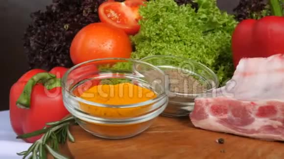 不同类型的肉放在生菜叶子蔬菜的背景上的木板上从侧面看视频的预览图