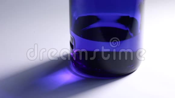 蓝色饮料瓶视频的预览图